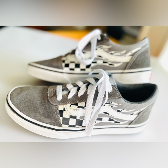 VANS—YOUTH SIZE 6–UNISEX—GREAT CONDITION-GRAY & WHITE CHECK W FLAMES—CLASSIC - Picture 2 of 15